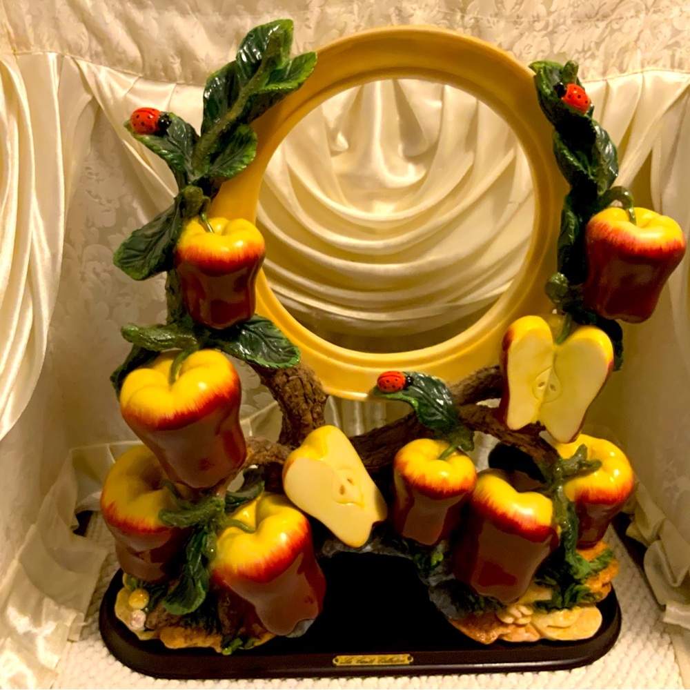 APPLE CLOCK STAND BY LA CANDI COLLECTION